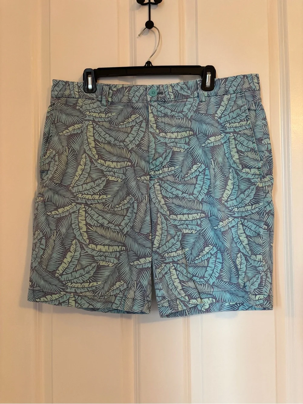 Vineyard Vines - Men’s Mint & Light Blue Palm Print Shorts. Size 38. Pockets!